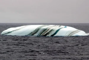 What makes icebergs to be different color?