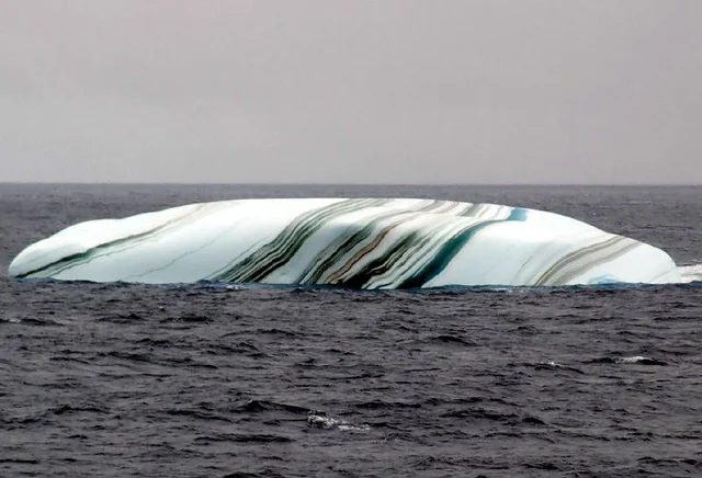 What makes icebergs to be different color?